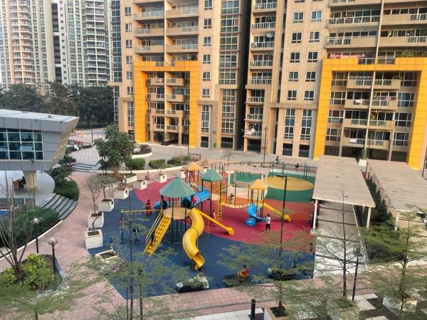 Royal Nest 3 BHK Suites AS : photo 9 de la chambre chambre double ou lits jumeaux avec balcon