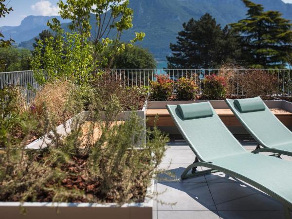 Le Pélican : photo 1 de la chambre chambre double ou lits jumeaux prestige avec terrasse - vue sur lac