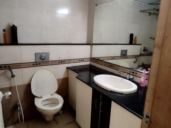 JUST HOME 2BHK : photo 2 de la chambre chambre double ou lits jumeaux deluxe avec balcon