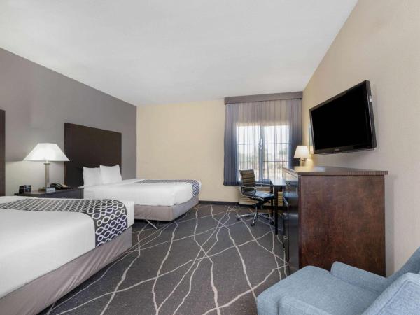 La Quinta by Wyndham Houston Energy Corridor : photo 1 de la chambre queen room with two queen beds and bath tub - mobility/hearing accessible - non-smoking