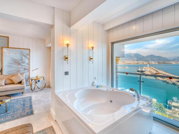 Numa Port Hotel : photo 5 de la chambre chambre de luxe avec bain à remous - vue sur mer