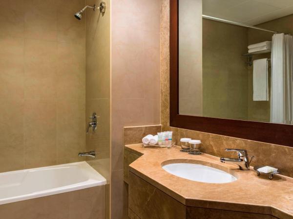 Four Points by Sheraton Sheikh Zayed Road : photo 7 de la chambre suite 1 chambre lit king-size avec balcon - service de navette gratuit vers dubai mall et kite beach