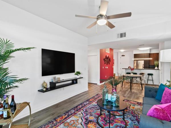 Fairfax District Chic City Oasis 2 BR Apt with Den 136 : photo 6 de la chambre appartement 2 chambres