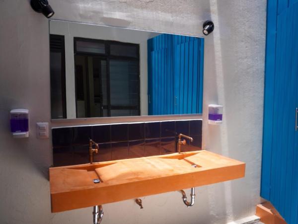 HOSTAL CHOCOLATE CALENDA : photo 1 de la chambre lit superposé dans dortoir mixte