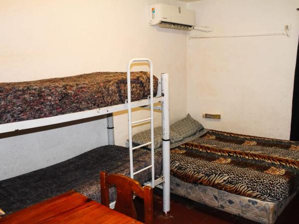 Hostel Int Mendoza : photo 2 de la chambre chambre familiale avec salle de bains privative