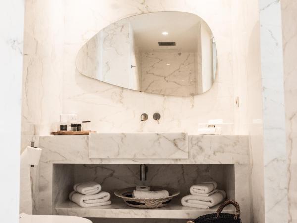 Νumi Boutique Hotel : photo 9 de la chambre suite junior avec bain à remous