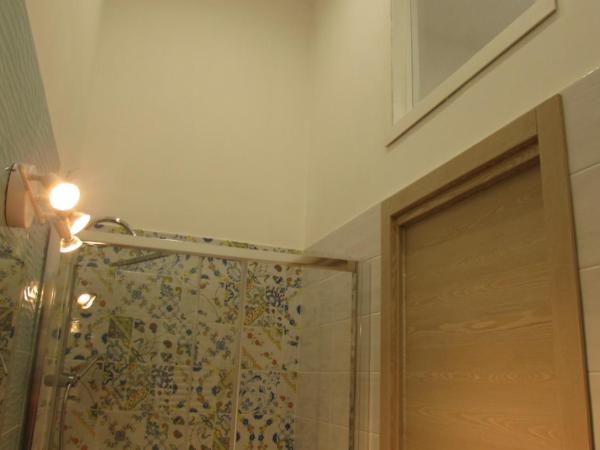 Enzo Home : photo 2 de la chambre chambre triple avec salle de bains privative