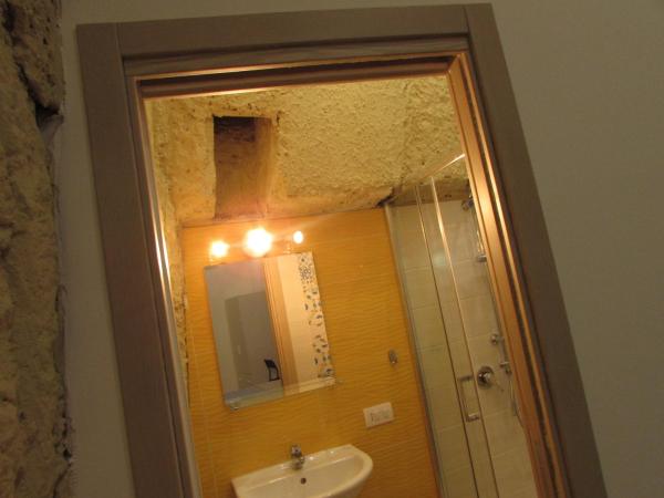 Enzo Home : photo 1 de la chambre chambre triple avec salle de bains privative