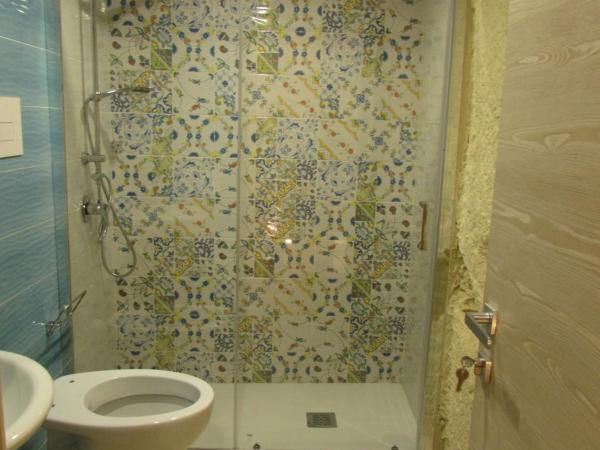 Enzo Home : photo 3 de la chambre chambre double avec salle de bains privative