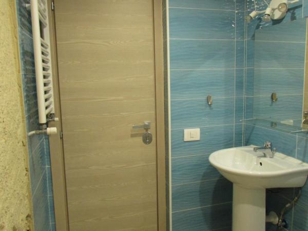 Enzo Home : photo 4 de la chambre chambre double avec salle de bains privative