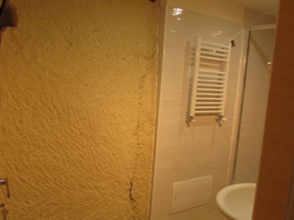 Enzo Home : photo 4 de la chambre chambre double avec salle de bains privative