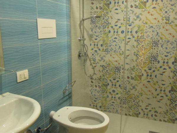 Enzo Home : photo 9 de la chambre chambre double avec salle de bains privative