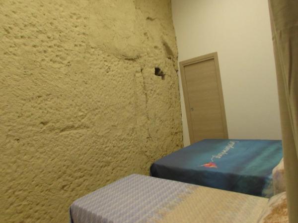 Enzo Home : photo 9 de la chambre chambre triple avec salle de bains privative