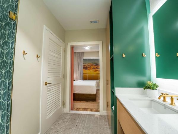Embassy Suites By Hilton Orlando Sunset Walk : photo 10 de la chambre two-room corner king suite with balcony