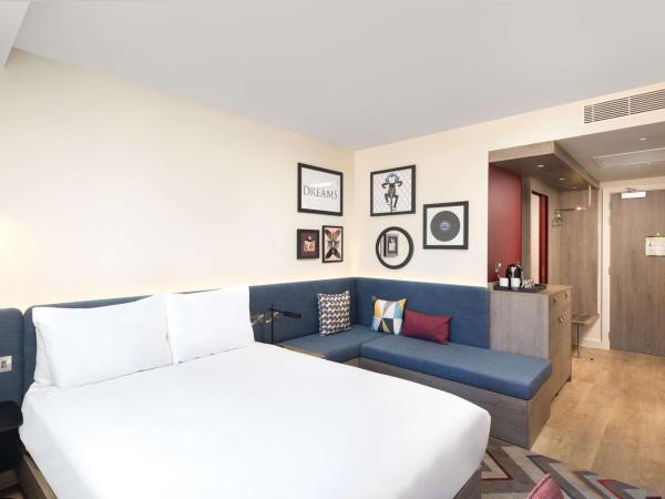 Hampton By Hilton London City : photo 4 de la chambre chambre lit queen-size avec canapé-lit