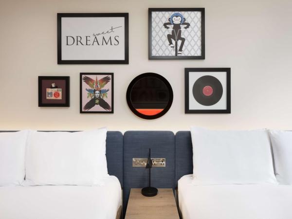 Hampton By Hilton London City : photo 3 de la chambre chambre avec 2 grands lits queen-size 