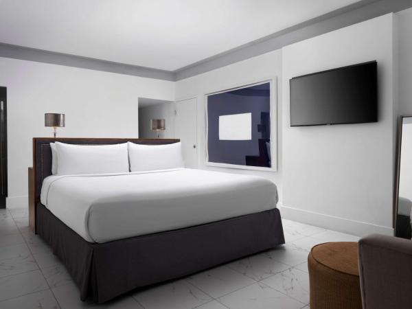 Nautilus Sonesta Miami Beach : photo 3 de la chambre hébergement lit king-size avec balcon - côté océan