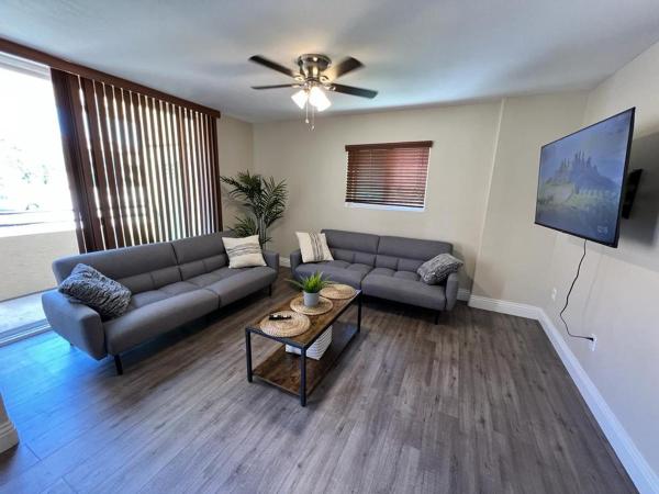 Venetian La Jolla 2 bedroom condo luxury furnished near beach and UTC mall : photo 3 de la chambre appartement