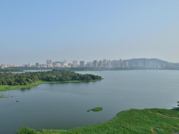 The Westin Mumbai Powai Lake : photo 2 de la chambre larger guest room, 1 king- lake view