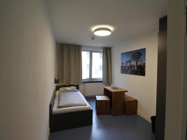 CVJM Jugendhotel München : photo 1 de la chambre chambre simple avec salle de bains