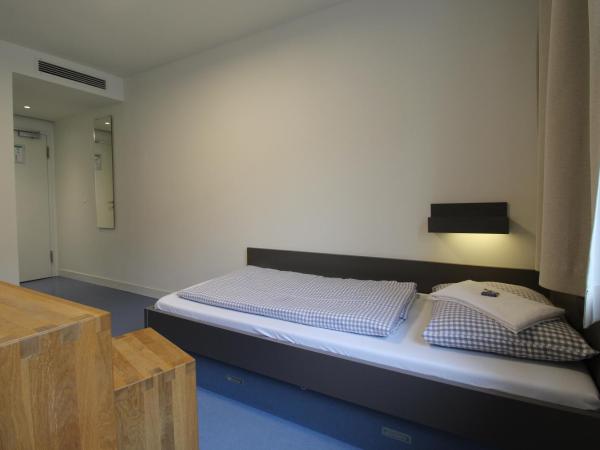 CVJM Jugendhotel München : photo 2 de la chambre chambre simple avec salle de bains
