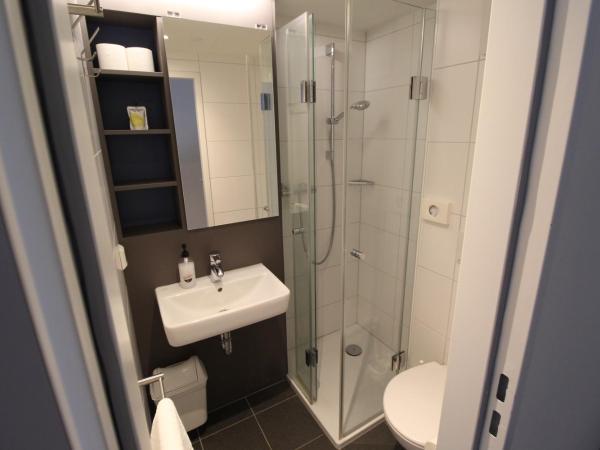 CVJM Jugendhotel München : photo 4 de la chambre chambre simple avec salle de bains