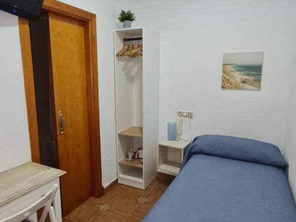 Hostal Canalejas : photo 2 de la chambre chambre simple