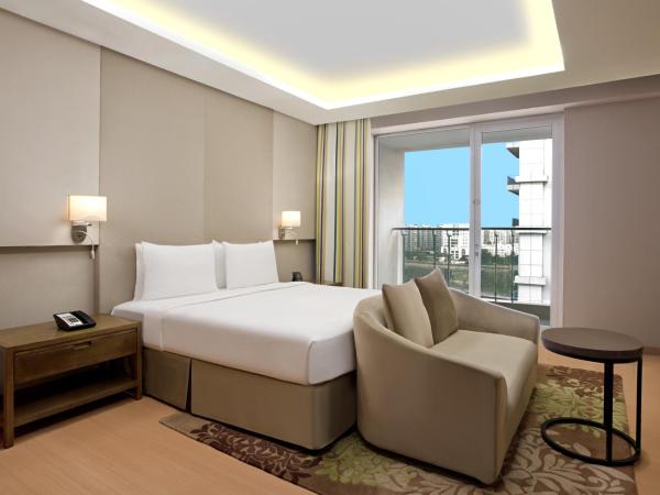 DoubleTree Suites by Hilton Bengaluru Outer Ring Road : photo 4 de la chambre studio lit king-size avec balcon