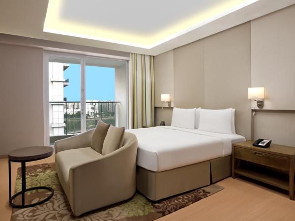 DoubleTree Suites by Hilton Bengaluru Outer Ring Road : photo 4 de la chambre studio lit king-size de luxe avec balcon