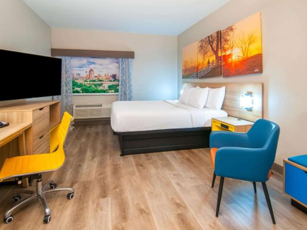 Days Inn & Suites by Wyndham San Antonio North/Stone Oak : photo 1 de la chambre chambre lit king-size - non-fumeurs