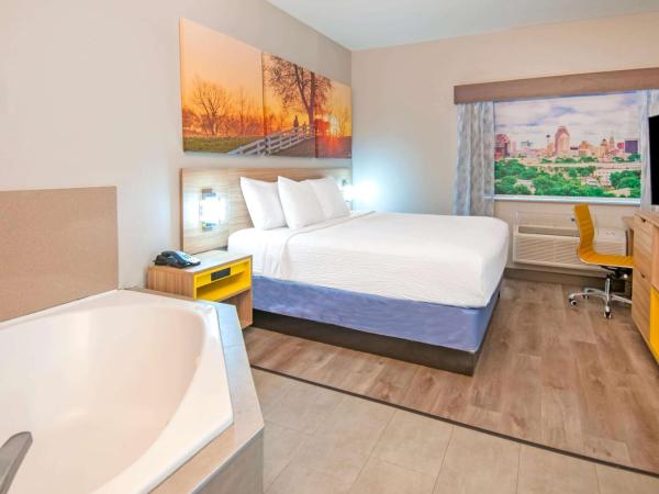 Days Inn & Suites by Wyndham San Antonio North/Stone Oak : photo 1 de la chambre 1 king bed, jetted tub, non-smoking