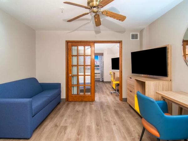 Days Inn & Suites by Wyndham San Antonio North/Stone Oak : photo 1 de la chambre suite 1 chambre lit king-size - non-fumeurs