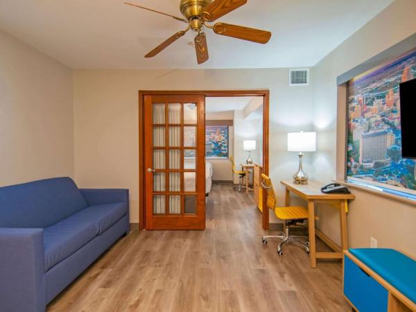Days Inn & Suites by Wyndham San Antonio North/Stone Oak : photo 1 de la chambre suite 1 chambre avec 2 lits queen-size - non-fumeurs