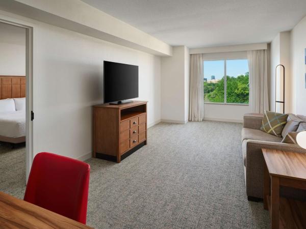 Homewood Suites Atlanta Midtown : photo 5 de la chambre chambre lit king-size avec baignoire - adaptée aux personnes à mobilité réduite/malentendantes