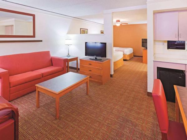 Super 8 by Wyndham San Antonio Near SeaWorld Ingram Park : photo 1 de la chambre suite exécutive avec 2 lits queen-size - non-fumeurs