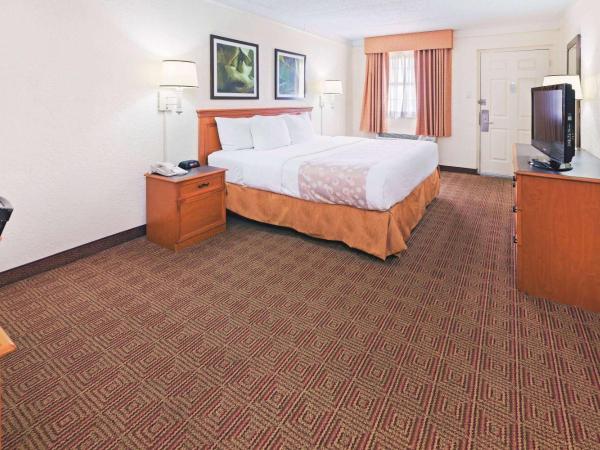 Super 8 by Wyndham San Antonio Near SeaWorld Ingram Park : photo 1 de la chambre chambre lit king-size avec baignoire - adaptée aux personnes à mobilité réduite - non-fumeurs