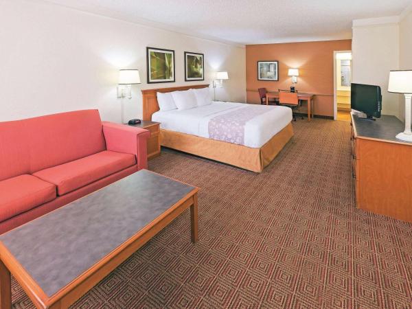 Super 8 by Wyndham San Antonio Near SeaWorld Ingram Park : photo 1 de la chambre chambre lit king-size deluxe - non-fumeurs