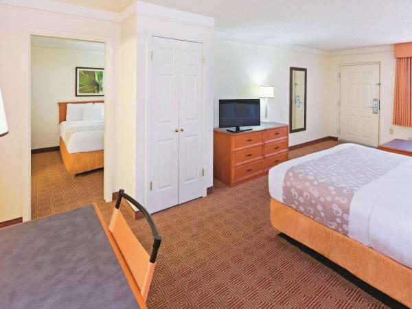 Super 8 by Wyndham San Antonio Near SeaWorld Ingram Park : photo 1 de la chambre suite 2 chambres avec 1 lit king-size et 2 lits queen-size
