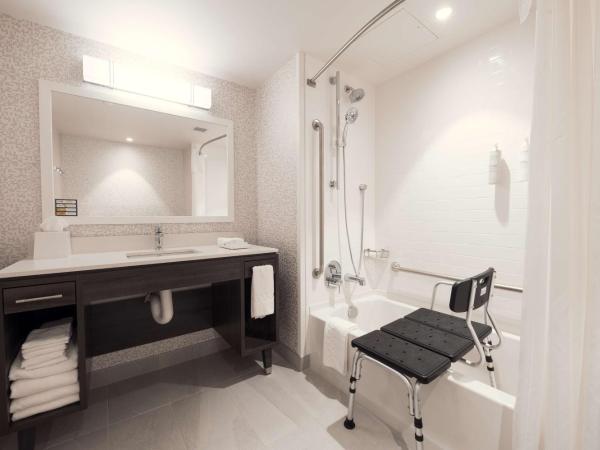 Home2 Suites By Hilton Quebec City : photo 6 de la chambre suite studio lit king-size avec bain à remous - accessible aux personnes malentendantes/à mobilité réduite