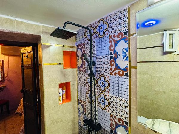 RIAD Dar Ouezzani : photo 9 de la chambre chambre double avec salle de bains privative