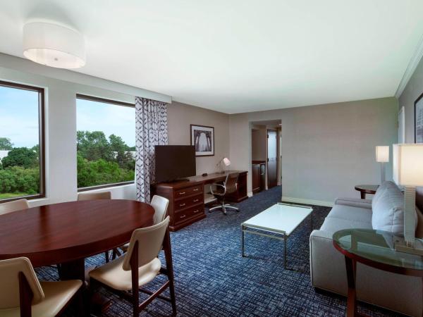 Sheraton Suites Philadelphia Airport : photo 1 de la chambre suite deluxe avec lit king-size