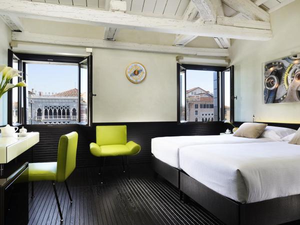 Hotel L'Orologio - WTB Hotels : photo 3 de la chambre chambre double deluxe - vue sur canal