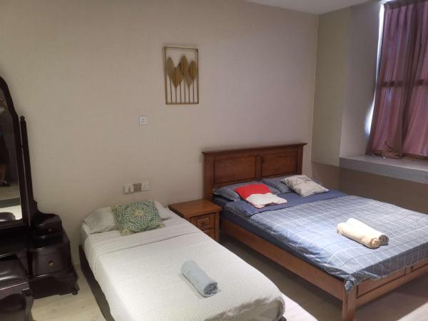 Wayton Express : photo 1 de la chambre chambre triple avec salle de bains privative