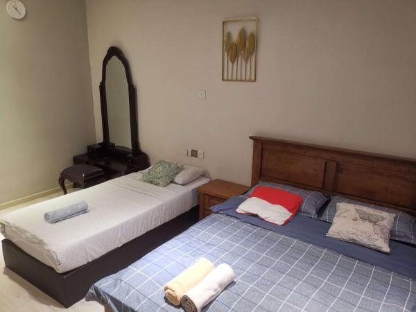 Wayton Express : photo 2 de la chambre chambre triple avec salle de bains privative