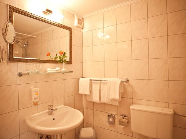 Safestay Berlin Kurfurstendamm : photo 4 de la chambre chambre lits jumeaux avec salle de bains privative