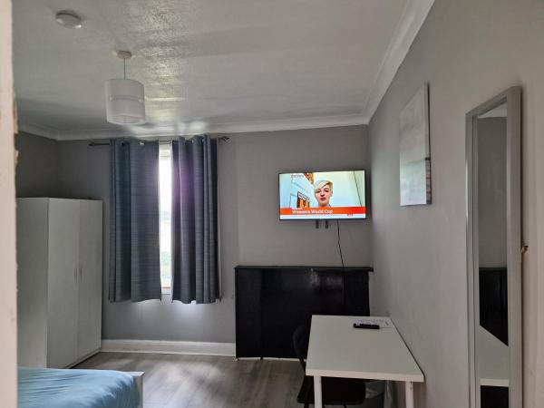 Tower Gardens Residence : photo 1 de la chambre chambre double avec salle de bains commune