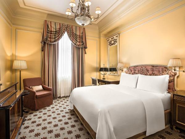 Hotel Grande Bretagne, a Luxury Collection Hotel, Athens : photo 1 de la chambre chambre classique avec 1 lit king-size - vue sur cour