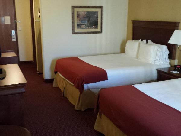 Holiday Inn Express Airport East, an IHG Hotel : photo 1 de la chambre chambre standard avec 2 lits queen-size