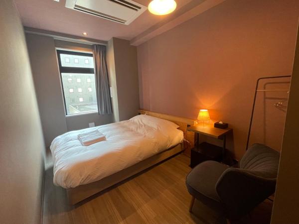 WISE OWL HOSTELS SAPPORO : photo 1 de la chambre chambre double avec salle de bains privative