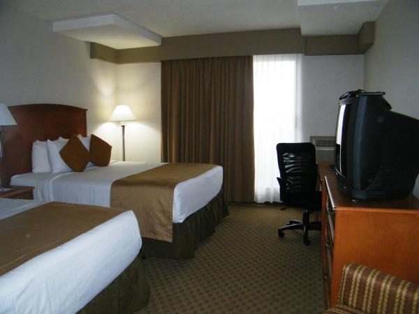 Ramada by Wyndham Edmonton South : photo 2 de la chambre chambre deluxe avec 2 lits queen-size - non-fumeurs